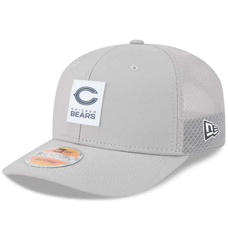 Casquette camionneur ajustable 9SEVENTY Sideline 2025 des Chicago Bears de New Era pour homme, grise