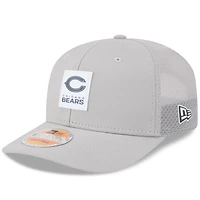 Casquette camionneur ajustable 9SEVENTY Sideline 2025 des Chicago Bears de New Era pour homme, grise