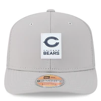 Casquette camionneur ajustable 9SEVENTY Sideline 2025 des Chicago Bears de New Era pour homme, grise