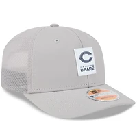 Casquette camionneur ajustable 9SEVENTY Sideline 2025 des Chicago Bears de New Era pour homme, grise