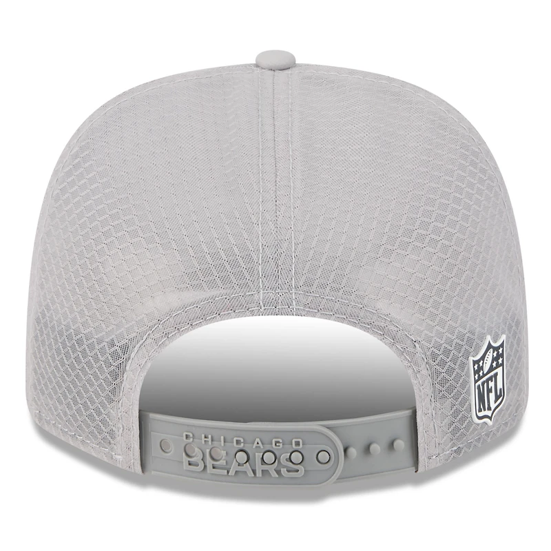 Casquette camionneur ajustable 9SEVENTY Sideline 2025 des Chicago Bears de New Era pour homme, grise