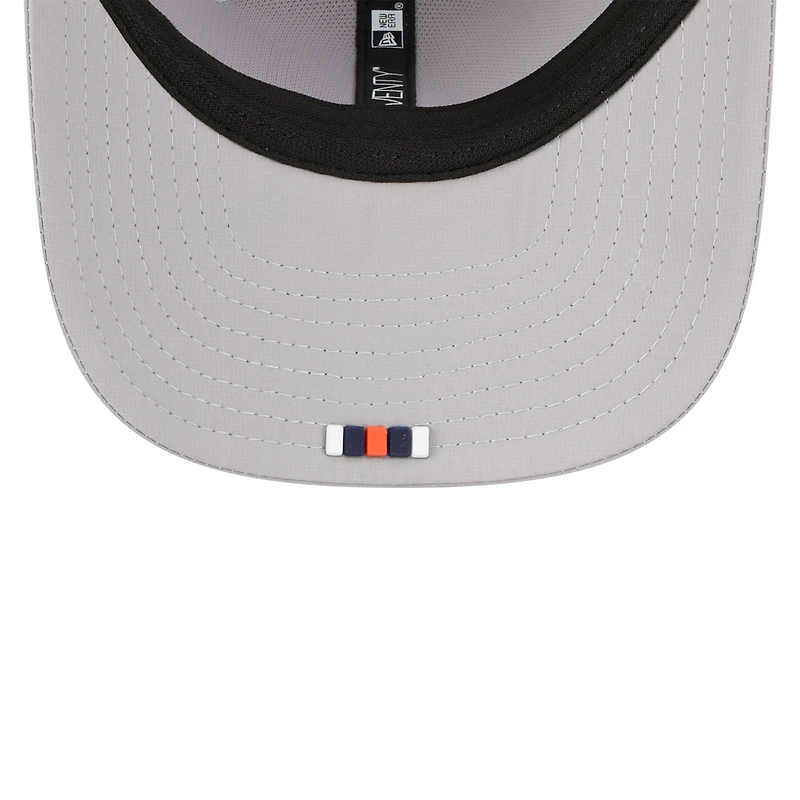 Casquette camionneur ajustable 9SEVENTY Sideline 2025 des Chicago Bears de New Era pour homme, grise