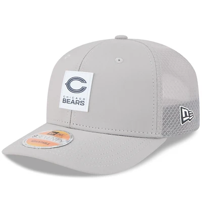 Casquette camionneur ajustable 9SEVENTY Sideline 2025 des Chicago Bears de New Era pour homme, grise