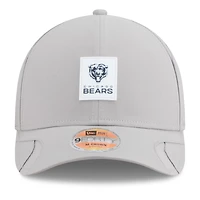 Casquette ajustable New Era grise Chicago Bears 2025 Sideline M-Crown 9FORTY pour homme