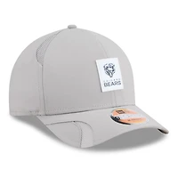 Casquette ajustable New Era grise Chicago Bears 2025 Sideline M-Crown 9FORTY pour homme