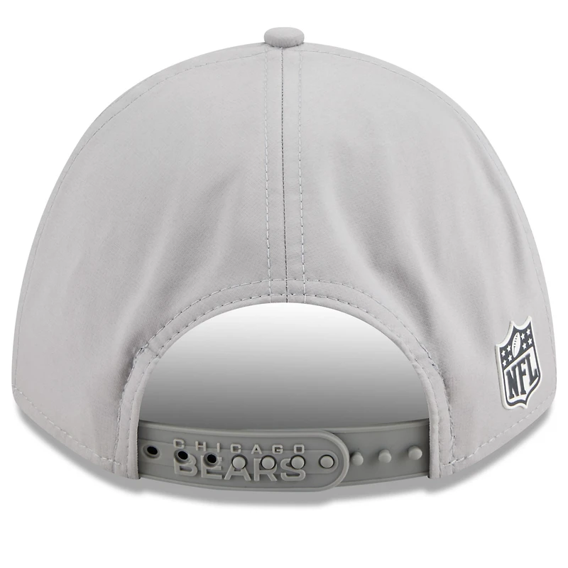 Casquette ajustable New Era grise Chicago Bears 2025 Sideline M-Crown 9FORTY pour homme