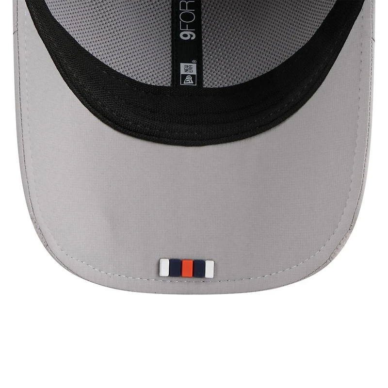 Casquette ajustable New Era grise Chicago Bears 2025 Sideline M-Crown 9FORTY pour homme