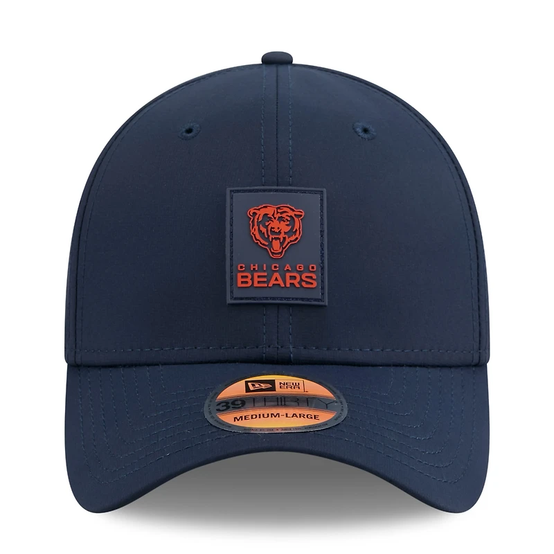 Casquette New Era 39THIRTY Flex bleu marine Chicago Bears 2025 Sideline pour homme