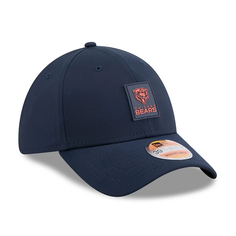 Casquette New Era 39THIRTY Flex bleu marine Chicago Bears 2025 Sideline pour homme