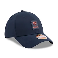 Casquette New Era 39THIRTY Flex bleu marine Chicago Bears 2025 Sideline pour homme