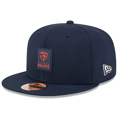 Casquette ajustée New Era 59FIFTY bleu marine Chicago Bears 2025 Sideline pour homme