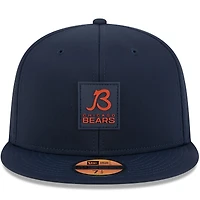 Casquette ajustée New Era 59FIFTY bleu marine Chicago Bears 2025 Sideline Quill Tech pour homme