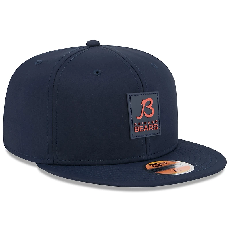Casquette ajustée New Era 59FIFTY bleu marine Chicago Bears 2025 Sideline Quill Tech pour homme