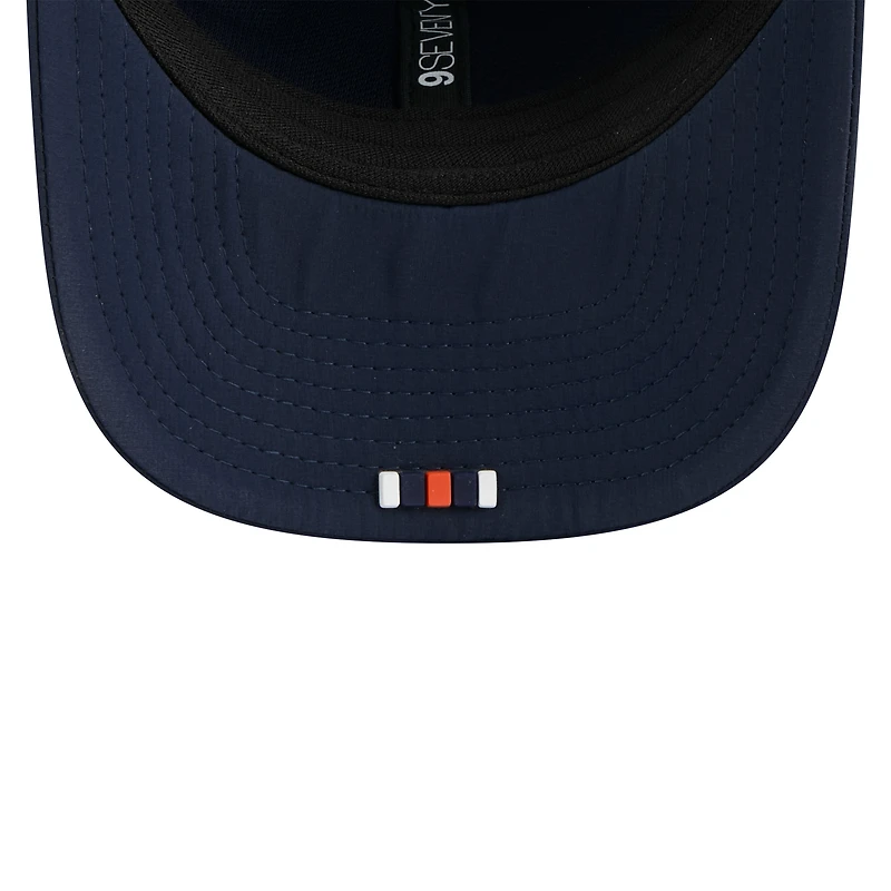 Casquette ajustable New Era 9SEVENTY Trucker bleu marine Chicago Bears 2025 Sideline pour homme