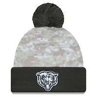 Bonnet en tricot à revers avec pompon et motif camouflage numérique Chicago Bears 2024 Salute To Service New Era blanc/graphite pour homme