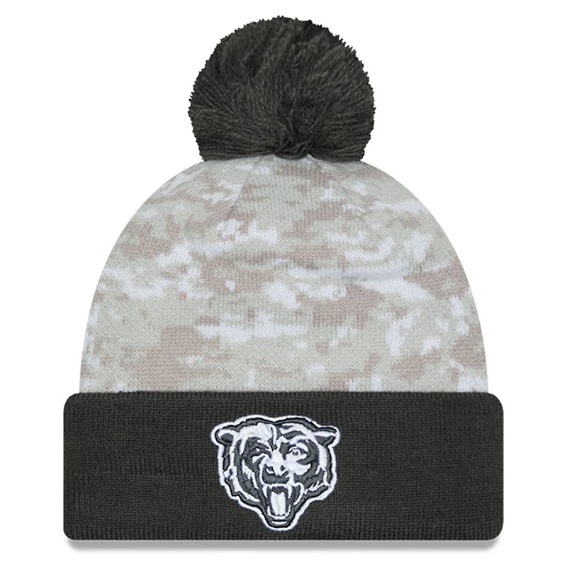 Bonnet en tricot à revers avec pompon et motif camouflage numérique Chicago Bears 2024 Salute To Service New Era blanc/graphite pour homme