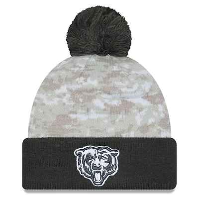 Bonnet en tricot à revers avec pompon et motif camouflage numérique Chicago Bears 2024 Salute To Service New Era blanc/graphite pour homme