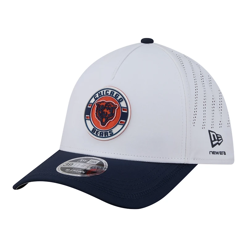 Casquette New Era pour homme, blanche et marine, avec écusson des Chicago Bears, modèle 39THIRTY, A monture couronne perforée.