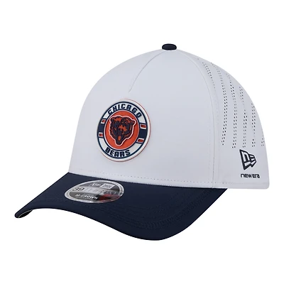 Casquette New Era pour homme, blanche et marine, avec écusson des Chicago Bears, modèle 39THIRTY, A monture couronne perforée.