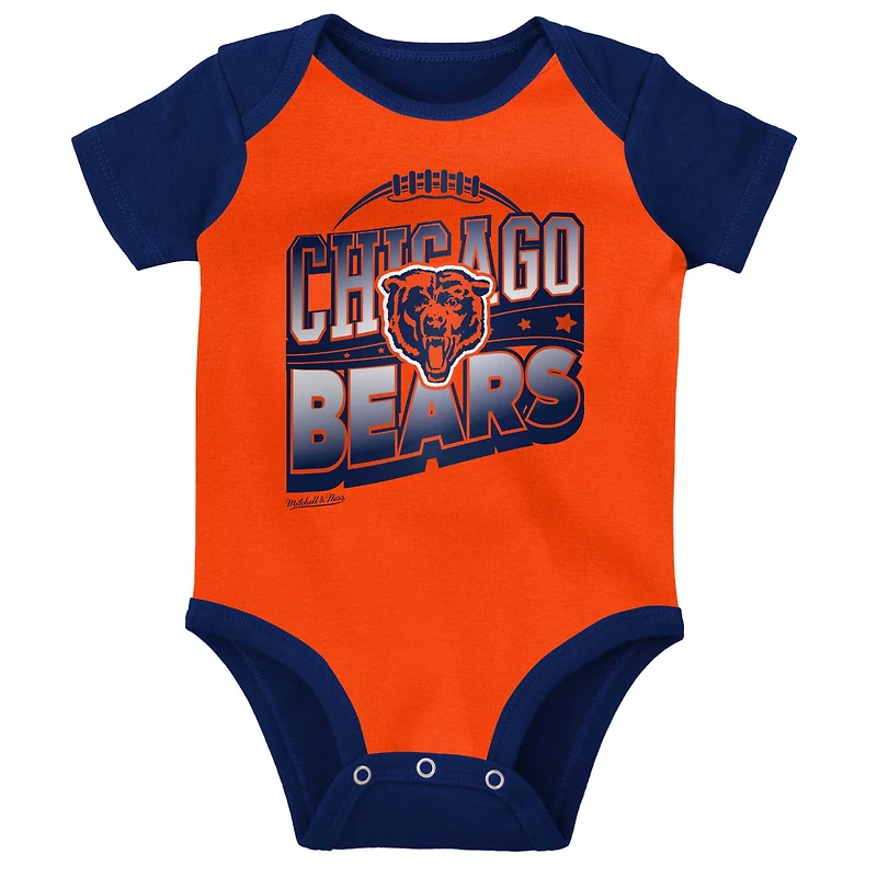 Nouveau-né et nourrisson Mitchell & Ness Orange/Marine Chicago Bears Throwback Big Score Ensemble body, bavoir chaussons