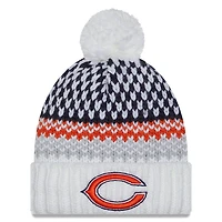 Bonnet en tricot à revers avec pompon des Chicago Bears 2023 Sideline New Era pour femme, blanc