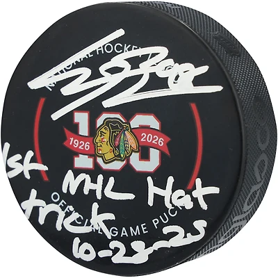 Rondelle de match officielle autographiée par Connor Bedard des Blackhawks de Chicago, commémorant le 100e anniversaire du match, avec inscription « 1er tour du chapeau en LNH, 28-10-25 ».