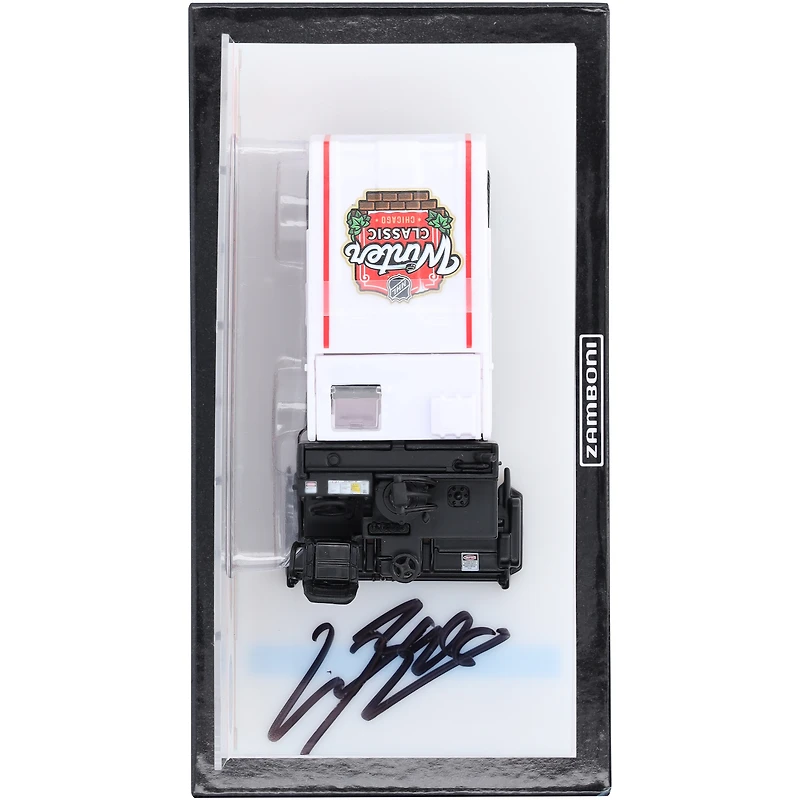 Zamboni moulée sous pression à l'échelle 1:43, autographiée par Connor Bedard des Blackhawks de Chicago lors de la Classique d'hiver de la LNH 2025
