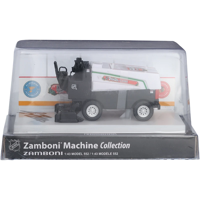 Zamboni moulée sous pression à l'échelle 1:43, autographiée par Connor Bedard des Blackhawks de Chicago lors de la Classique d'hiver de la LNH 2025