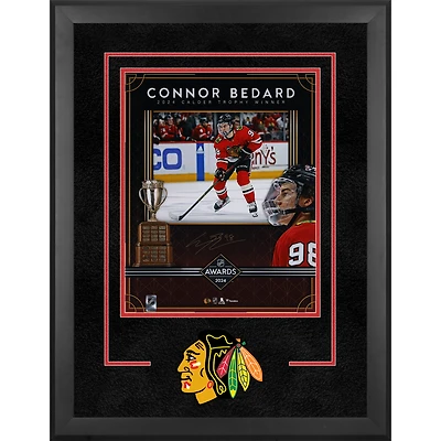 Photographie encadrée de luxe autographiée par Connor Bedard des Blackhawks de Chicago, trophée Calder 2024, 40,6 x 50,8 cm, stylisée