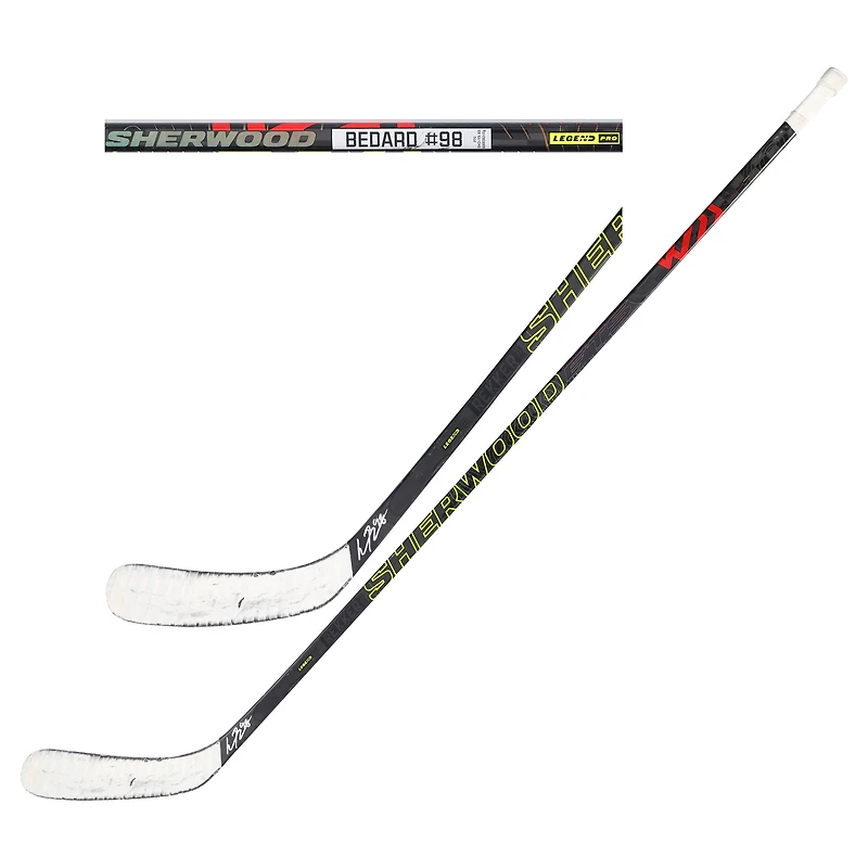Bâton Sherwood noir autographié par Connor Bedard des Blackhawks de Chicago lors de la saison 2024-25 de la LNH - NR81048998