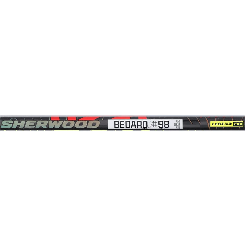 Bâton Sherwood noir autographié par Connor Bedard des Blackhawks de Chicago lors de la saison 2024-25 de la LNH - NR81048998
