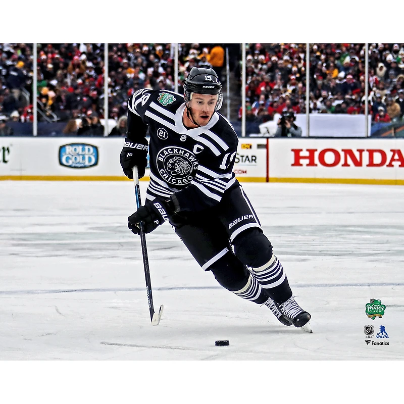 Photographie non signée de Jonathan Toews des Blackhawks Chicago lors la Classique hivernale LNH 2019