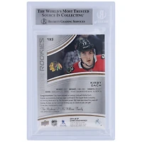 Carte de recrue authentique Kirby Dach des Blackhawks de Chicago, autographiée, saison 2019-20, Upper Deck SP Game Used Gold Authentic Rookies Relic n° 193/599, authentifiée par Beckett Fanatics Witnessed.