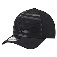 Casquette ajustable en forme de A 9FORTY Game Day Stealth Flag des Chicago Blackhawks de New Era pour homme