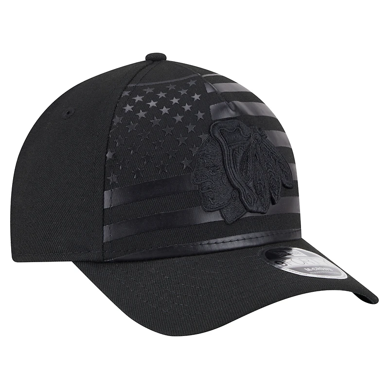 Casquette ajustable en forme de A 9FORTY Game Day Stealth Flag des Chicago Blackhawks de New Era pour homme