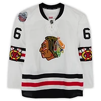 Maillot blanc Reebok n° 6 porté par Michal Kempny des Blackhawks de Chicago lors du match d'entraînement contre les Blues de St. Louis le 2 janvier 2017 - Classique hivernale de la LNH - Porté pendant l'échauffement