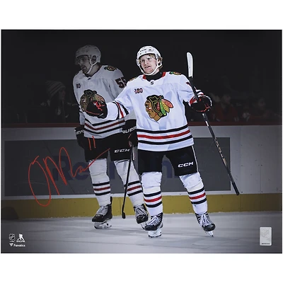 Photo autographiée d'Oliver Moore, joueur des Blackhawks de Chicago, célébrant son premier but en LNH (40,6 x 50,8 cm).