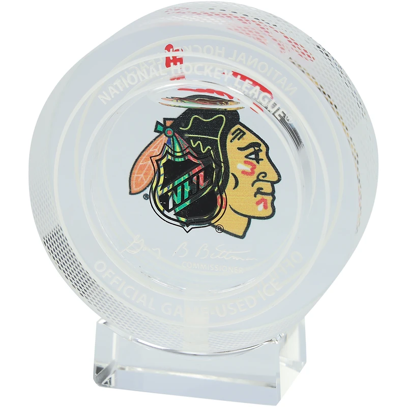 Rondelle de cristal autographiée par Oliver Moore des Blackhawks de Chicago - Remplie de glace - Saison 2023-2024