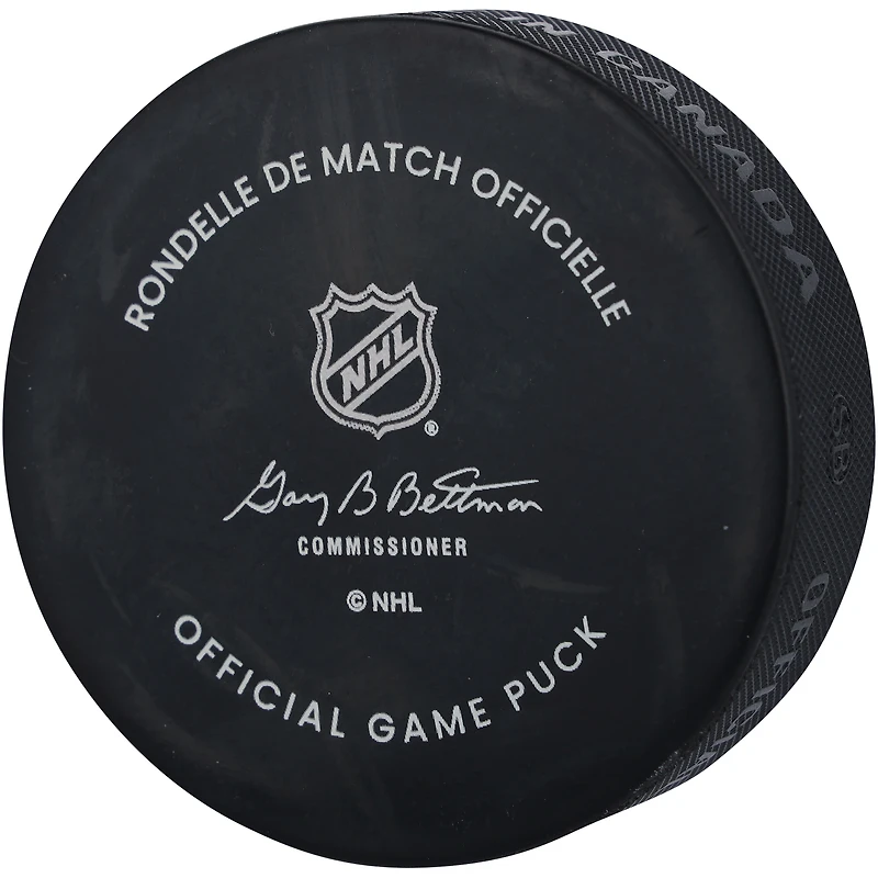 Rondelle de match officielle autographiée par Oliver Moore des Chicago Blackhawks