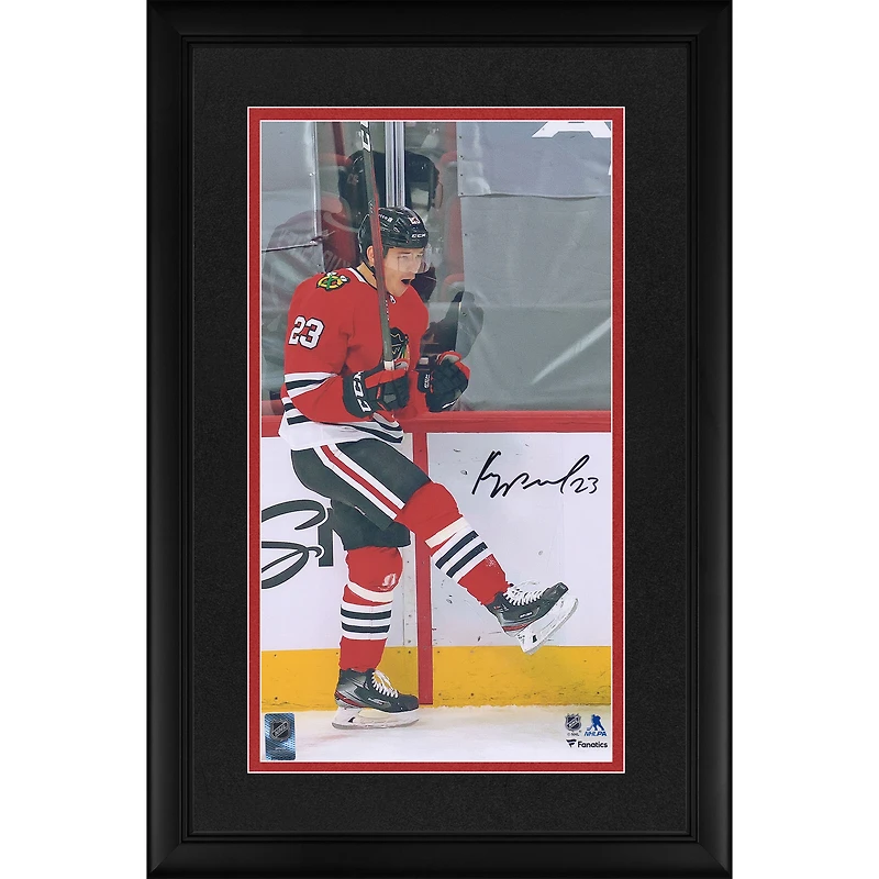 Photo encadrée et autographiée de Philipp Kurashev (Blackhawks de Chicago), célébrant un but (10 x 18 pouces) - Édition limitée à 23 exemplaires