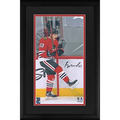 Photo encadrée et autographiée de Philipp Kurashev (Blackhawks de Chicago), célébrant un but (10 x 18 pouces) - Édition limitée à 23 exemplaires