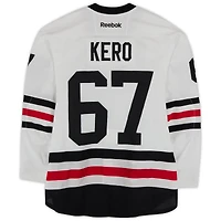 Maillot blanc Reebok n° 67 porté par Tanner Kero (Blackhawks de Chicago) lors de l'entraînement contre les Blues de St. Louis le 2 janvier 2017 - Classique hivernale de la LNH - Porté pendant l'échauffement