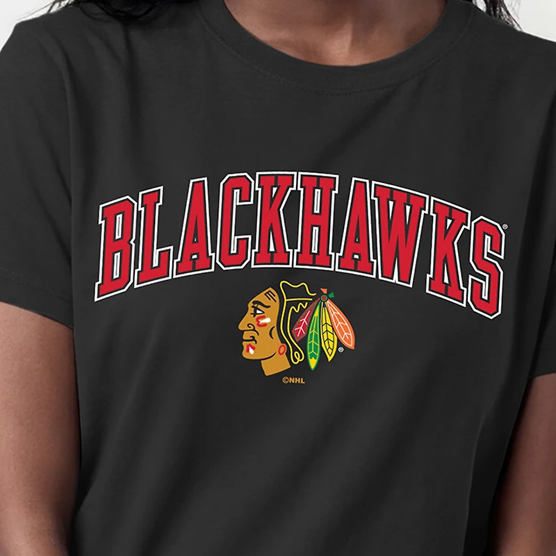 T-shirt Champion Black pour femmes avec logo de la mascotte des Blackhawks Chicago.