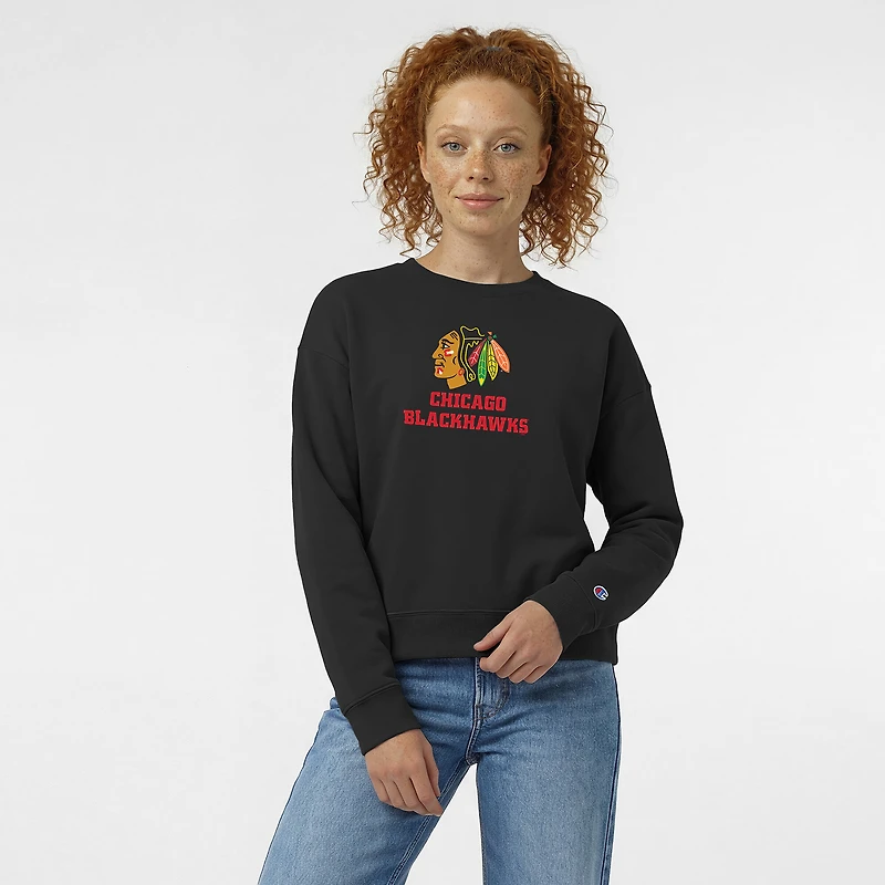Sweat-shirt Champion noir pour femme avec logo Chicago Blackhawks et inscription « Wordmark Lockup Powerblend ».