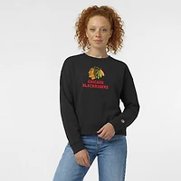 Sweat-shirt Champion noir pour femme avec logo Chicago Blackhawks et inscription « Wordmark Lockup Powerblend ».