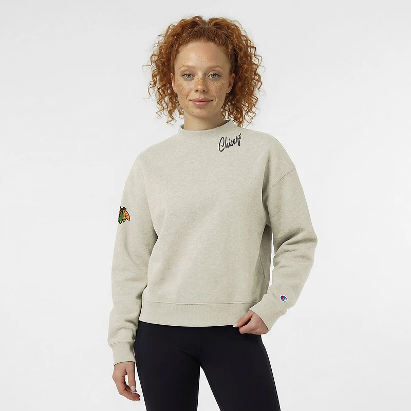 Sweat-shirt à col rond en polaire Champion pour femmes, couleur avoine, logo des Blackhawks de Chicago.