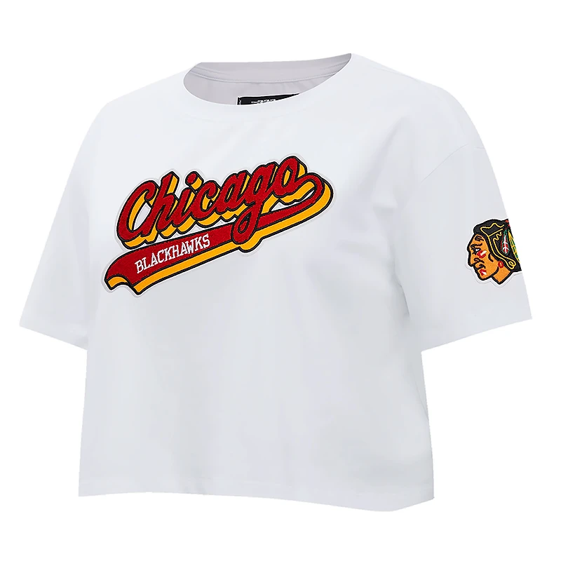 T-shirt court Pro Standard blanc des Blackhawks de Chicago pour femmes Boxy Script Tail