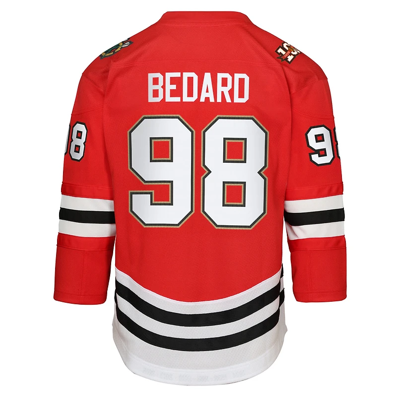 Maillot réplique du centenaire anniversaire de Connor Bedard, joueur junior, rouge, des Blackhawks Chicago (Outerstuff).