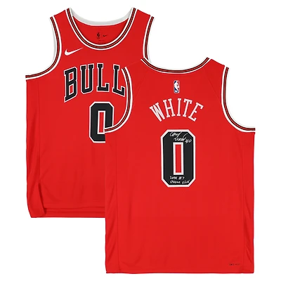 Maillot Swingman Nike Icon Edition rouge autographié par Coby White des Chicago Bulls, avec inscription « 7e choix de la draft 2019 ».
