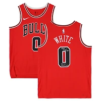 Maillot Swingman Nike Icon Edition rouge autographié par Coby White des Chicago Bulls, avec inscription « 7e choix de la draft 2019 ».